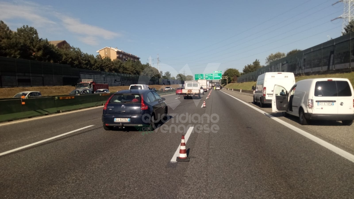 DELIRIO IN TANGENZIALE - Triplo incidente: code chilometriche in tutte e due le direzioni