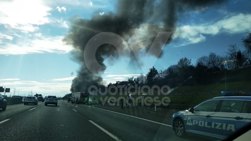 VENARIA - Auto a fuoco mentre percorre la tangenziale