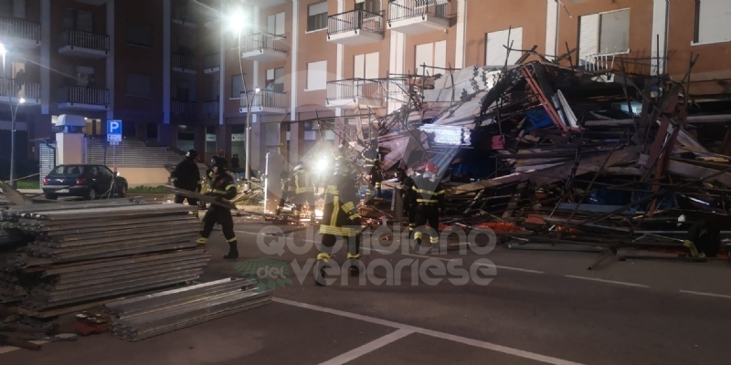BORGARO - CROLLA IL PONTEGGIO DI UN PALAZZO: ATTIMI DI TERRORE IN VIA INGHILTERRA - FOTO