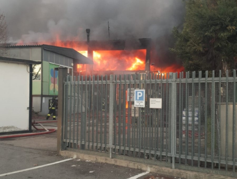 BORGARO - Incendio alla Reinol: per l'Arpa non ci sono pericoli per chi abita nelle vicinanze