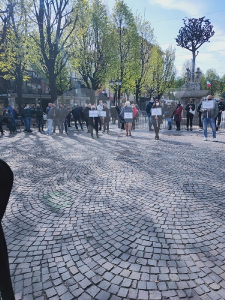 RIVOLI - Il commercio scende in piazza: «Siamo preoccupati per il nostro futuro» - FOTO