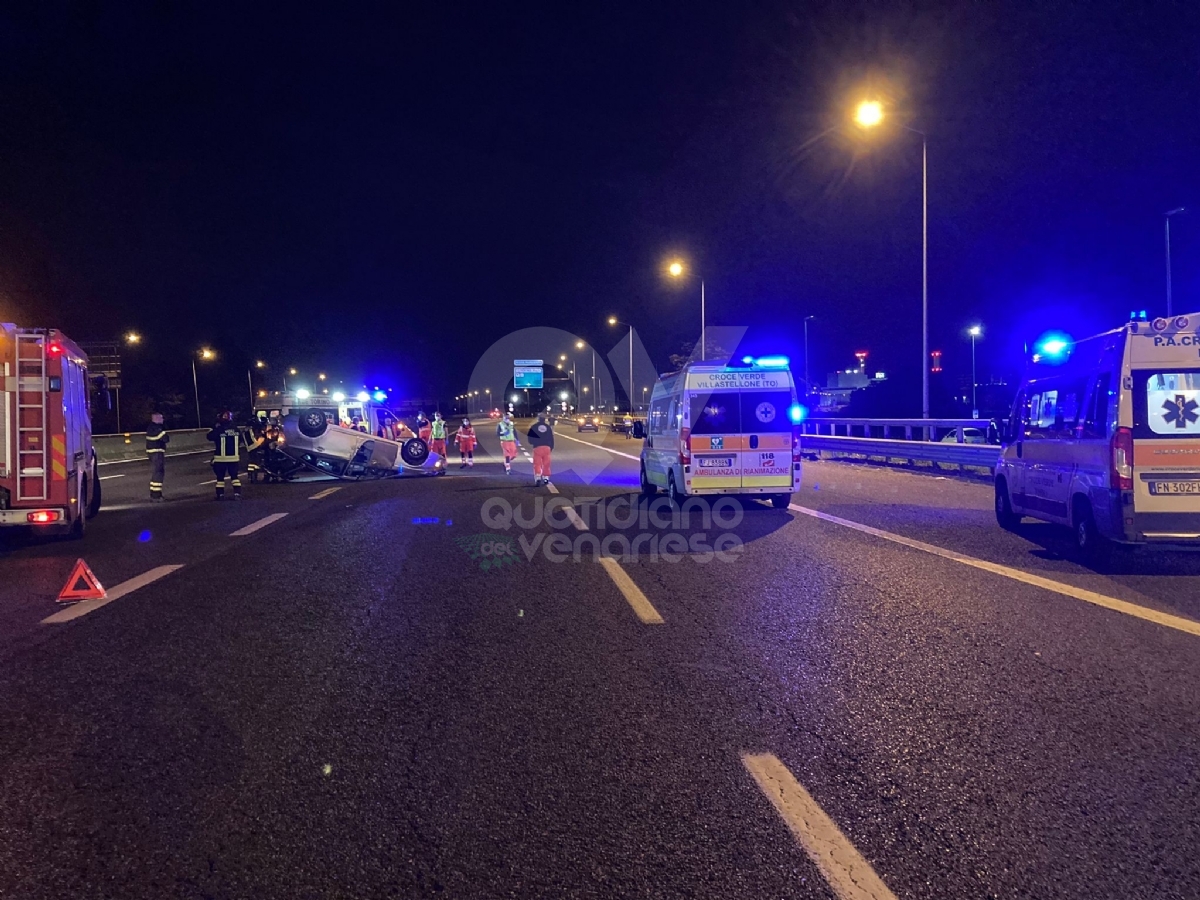 INCIDENTE IN TANGENZIALE - Tamponamento fra due auto: una si ribalta. Due feriti lievi - FOTO