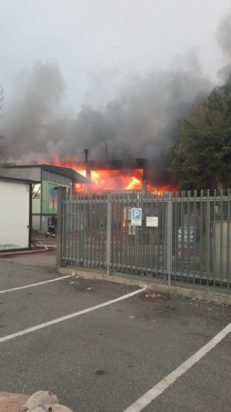BORGARO - Incendio in azienda: colonna di fumo e aria irrespirabile - FOTO
