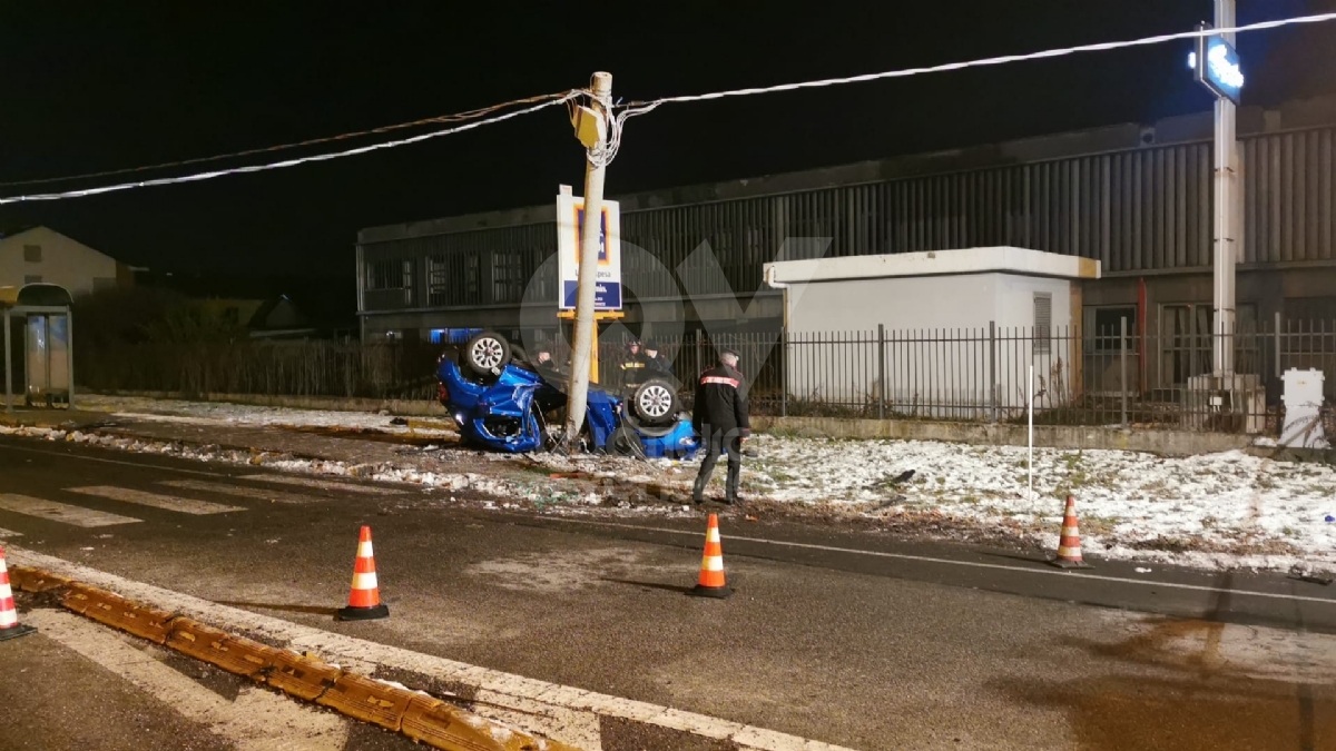 BORGARO - Incidente in via Lanzo: automobilista muore nell'auto che si ribalta e si schianta contro un palo - FOTO