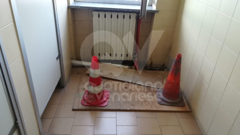 CASELLE - I sindacati: «Il distaccamento dei pompieri aeroportuali insicuro e poco salubre» FOTO
