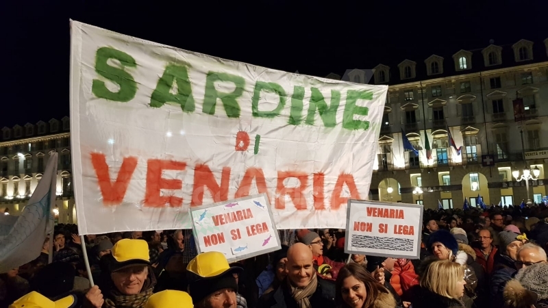 VENARIA - Tante «sardine» venariesi alla manifestazione di questa sera in piazza Castello