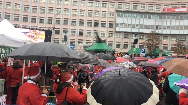 RADUNO DEI BABBI NATALE - In migliaia anche della nostra zona per aiutare i bimbi del Regina