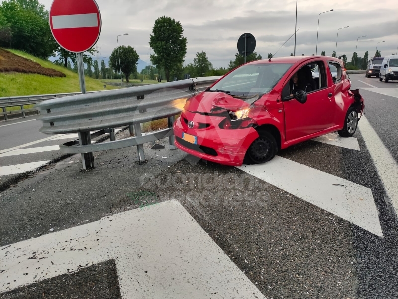 RIVOLI-COLLEGNO - Doppio incidente in tangenziale: auto contro guardrail e tir su una scarpata