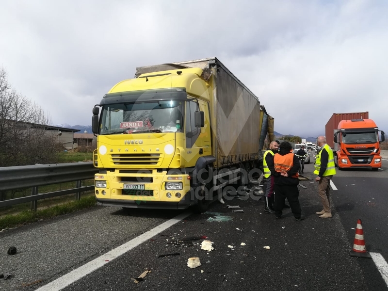 RIVOLI - Scontro fra due tir e un'auto in tangenziale: una persona finisce in ospedale