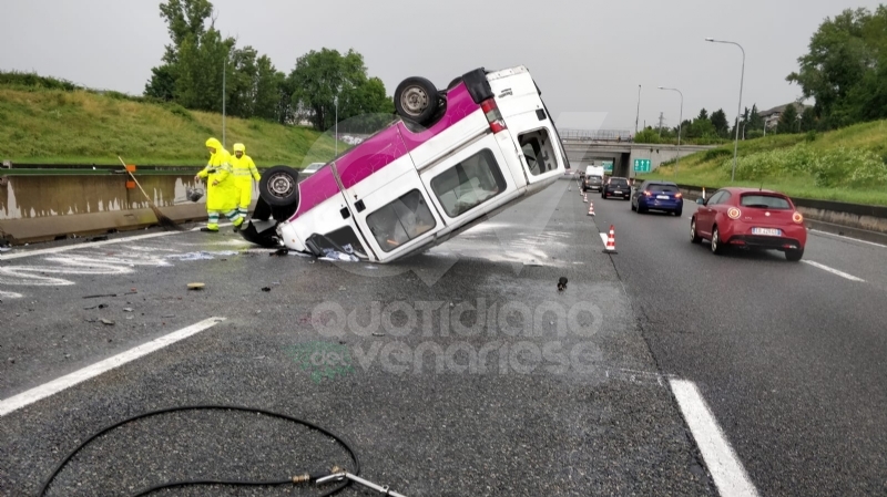 VENARIA REALE - Brutto incidente, tangenziale nord di Torino in tilt: due feriti al Maria Vittoria - FOTO