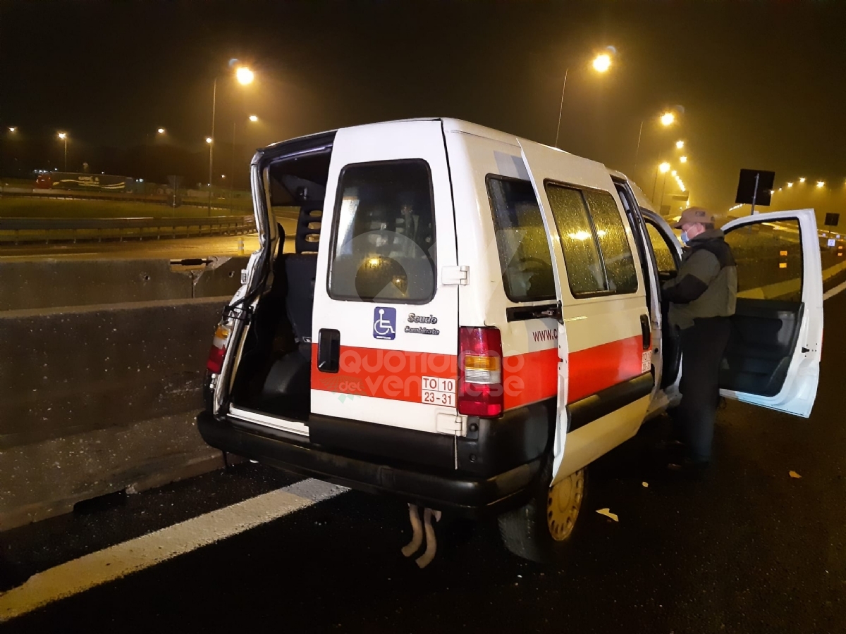 TRAGEDIA A RIVOLI - Il mezzo della Croce Rossa finisce contro il guard-rail: morto 25enne