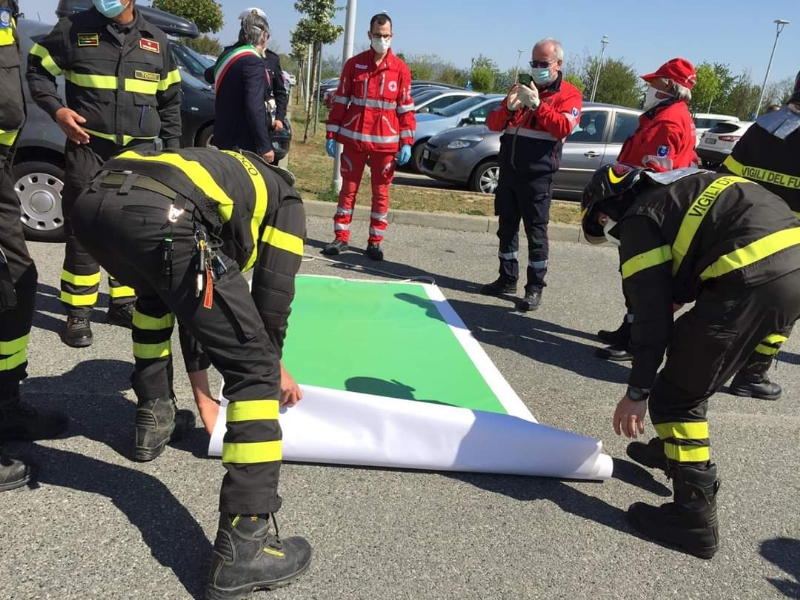 RIVOLI - Il «grazie» di Comune, forze dell'ordine, associazioni e pompieri al personale sanitario - FOTO E VIDEO