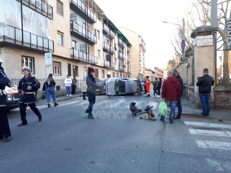 VENARIA - Scontro all'incrocio: auto si ribalta in via Nazario Sauro: una ferita