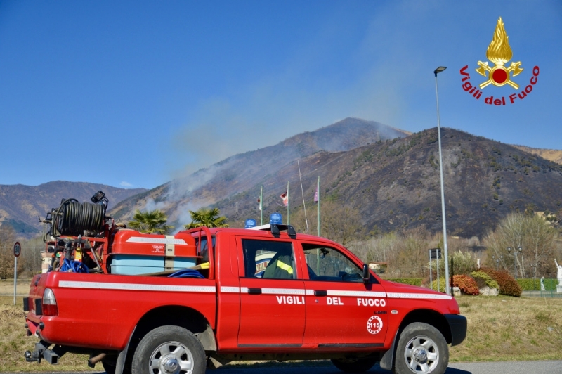 VAL DELLA TORRE - Incendio boschivo: la situazione è in miglioramento. In azione l'elicottero