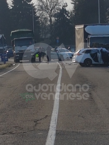 VENARIA - Scontro taxi-camion lungo la provinciale: un ferito FOTO