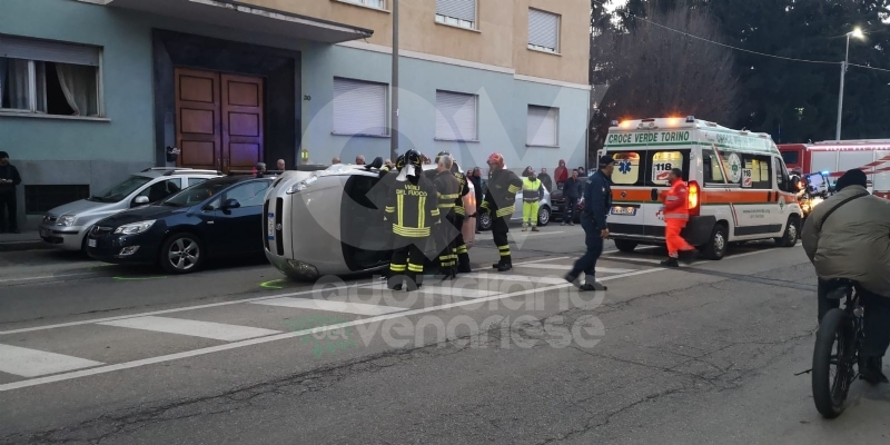 VENARIA - Incidente stradale in corso Garibaldi: traffico in tilt - FOTO