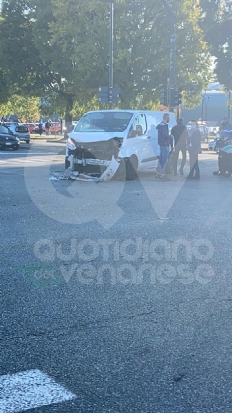TORINO-VENARIA - Incidente all'incrocio fra strada Altessano e corso Garibaldi: un ferito - FOTO