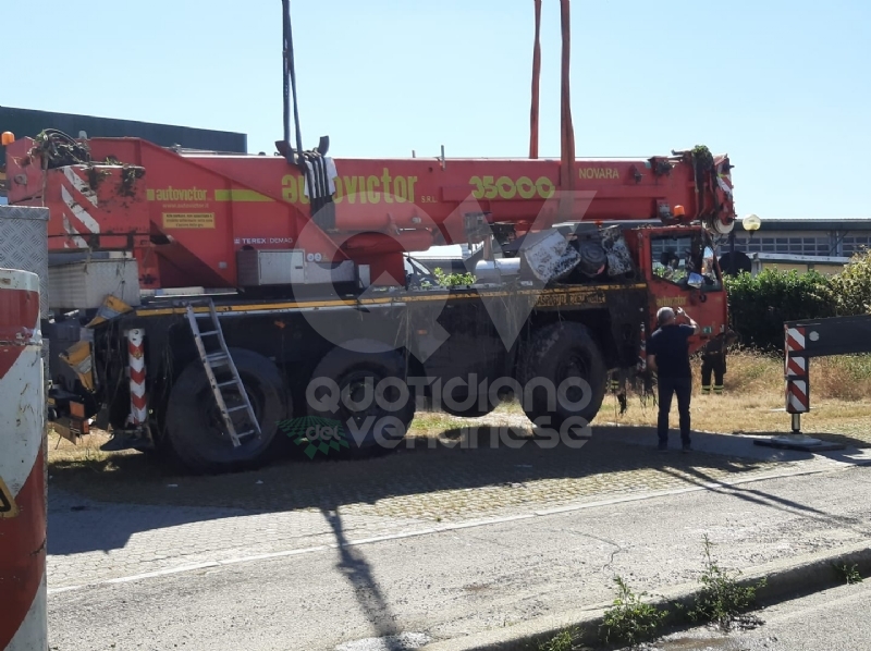 MAPPANO - Autocarro si ribalta nel fossato dopo l'incidente: intervento dei vigili del fuoco FOTO