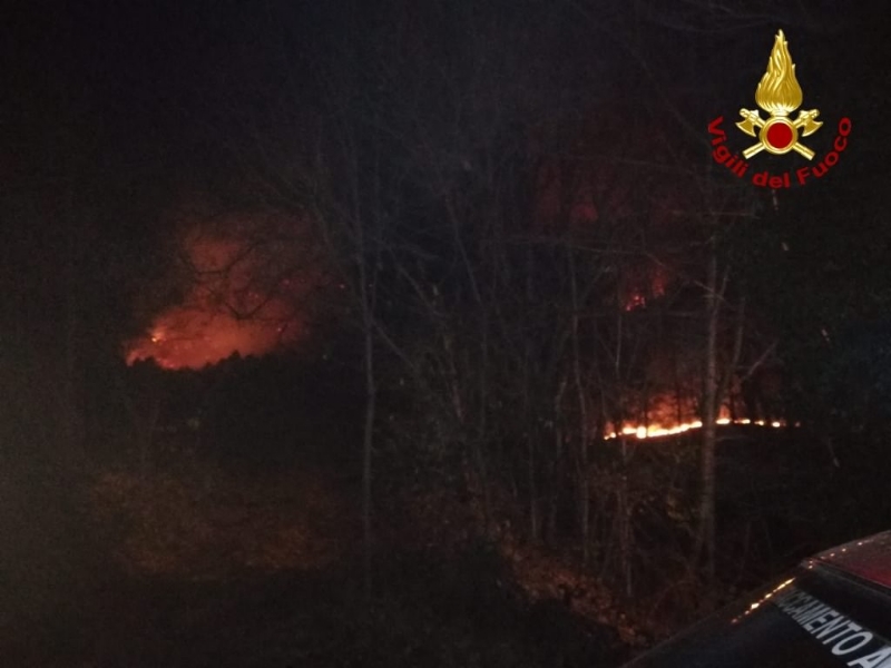 VAL DELLA TORRE - Incendio boschivo: riprese le operazioni, la preoccupazione non diminuisce