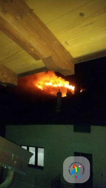 CAFASSE - GIVOLETTO - I boschi continuano a bruciare: Canadair ed elicotteri sul posto