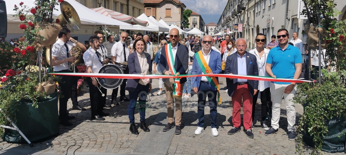 VENARIA - Iniziata la «Festa delle Rose»: due giorni all'insegna di fiori, prelibatezze e spensieratezza - FOTO