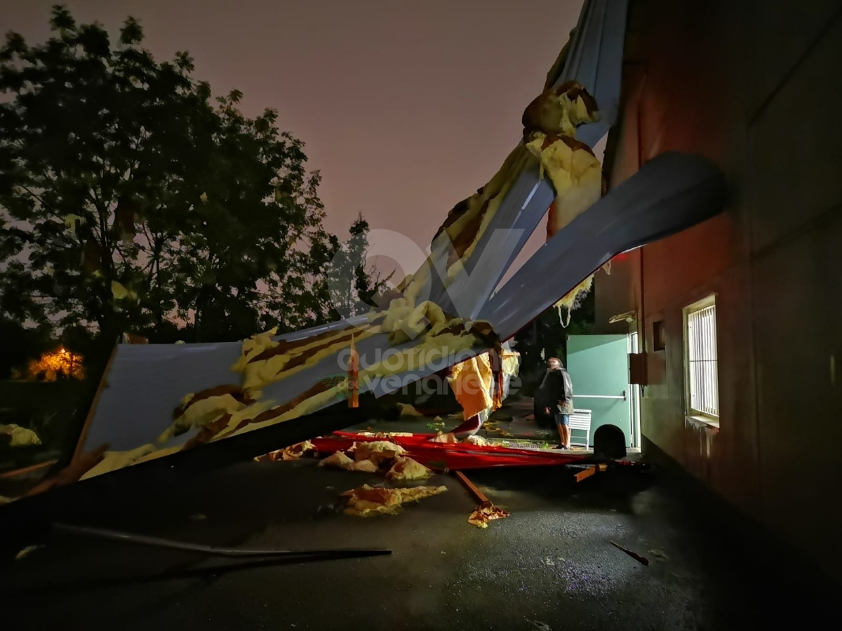 MALTEMPO A COLLEGNO - Chiusi alcuni accessi del cimitero, danni al Campo Volo e a Villa Licia - FOTO