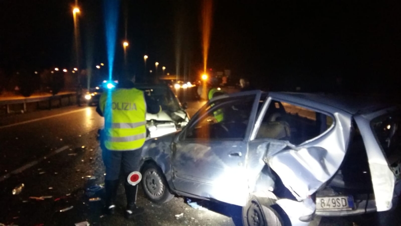 INCIDENTE A SAVONERA - Provoca lo schianto e scappa: automobilista pirata denunciato dalla polizia stradale