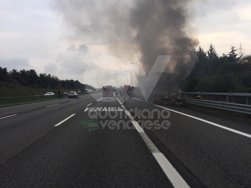 VENARIA-BORGARO - Il motore del tir prende fuoco: caos in tangenziale