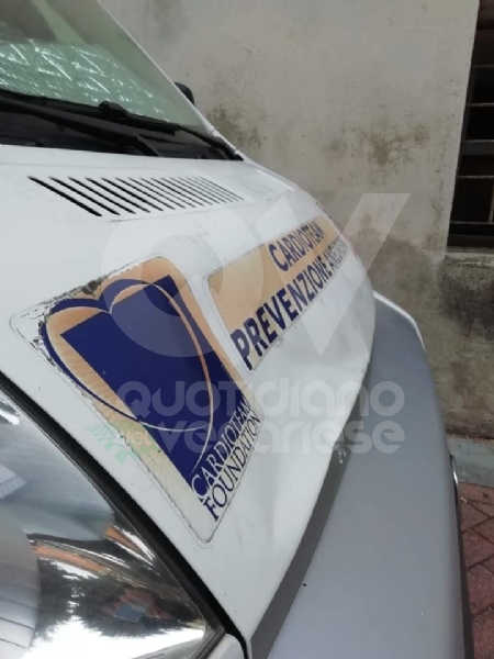 CASELLE - Vandali ancora in azione: danneggiato il «Cardiovan» di piazza Boschiassi - FOTO