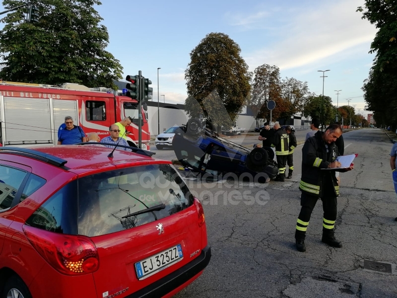 TORINO - VENARIA - Incidente all'incrocio vicino alla Cittadella della Juve: tre feriti