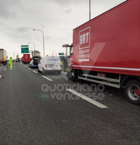 COLLEGNO - Incidente in tangenziale: cinque mezzi coinvolti, un ferito - FOTO