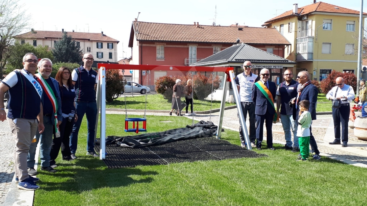 VENARIA - L'Avis dona alla Città un'area giochi in piazza Pettiti - FOTO