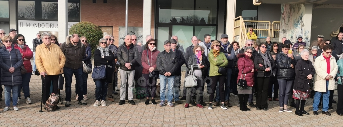 VENARIA - Due anni senza Massimo Ricciardello: in piazza Ravera una targa e una magnolia - FOTO