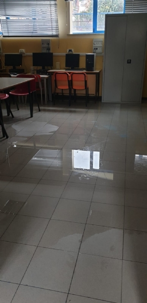 COLLEGNO - Imbecilli ancora in azione: dopo la Gramsci, vandalizzata anche la Cattaneo