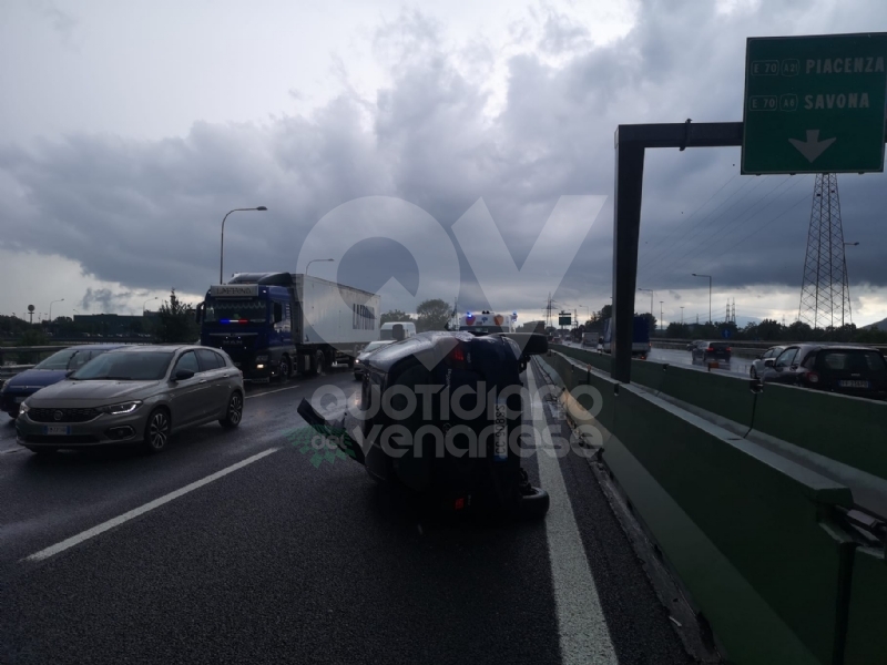 COLLEGNO - Si ribalta con la Yaris in tangenziale: miracolosamente illeso - FOTO