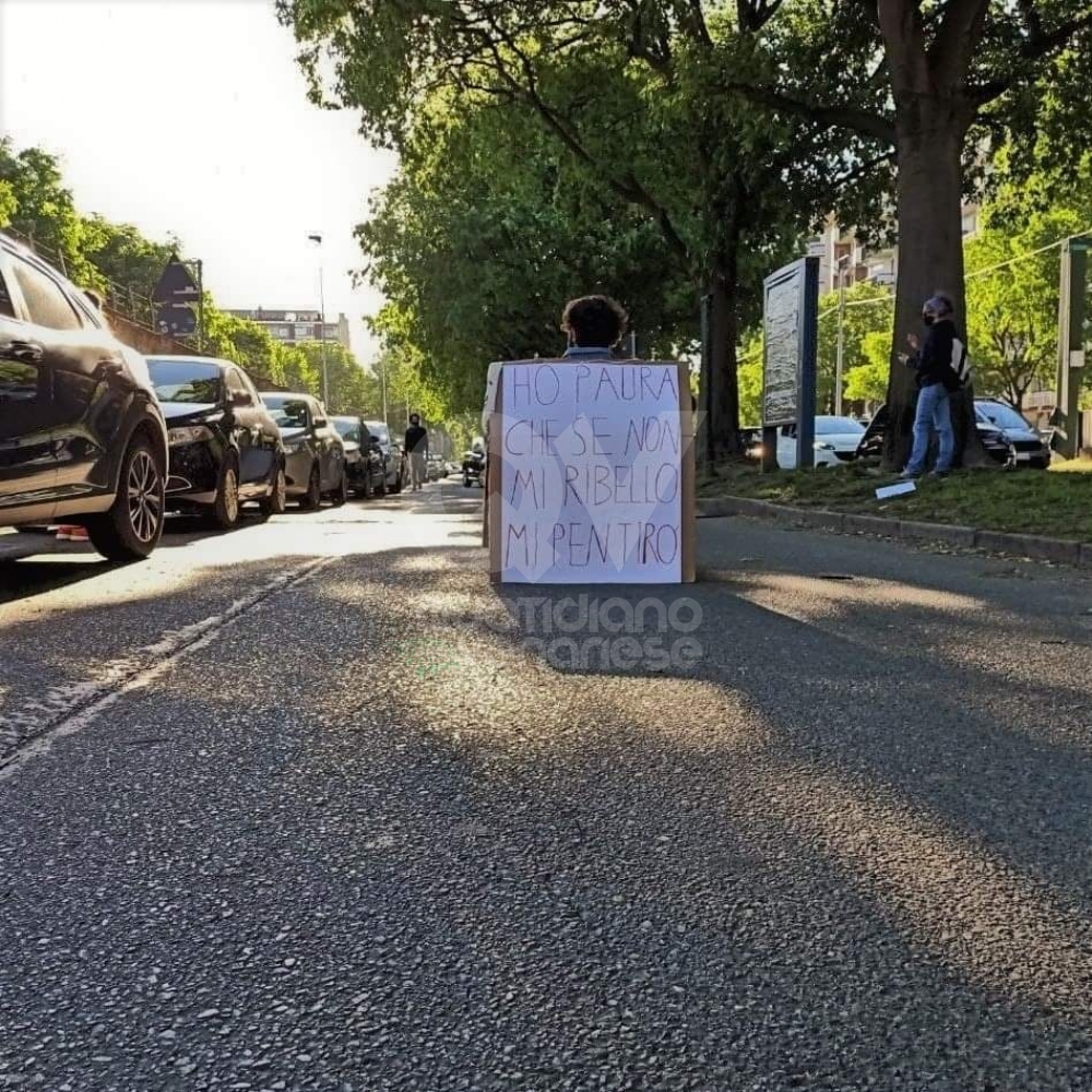PROTESTA IN CORSO FRANCIA - Seduti a centro strada davanti alla sede della «Leonardo»