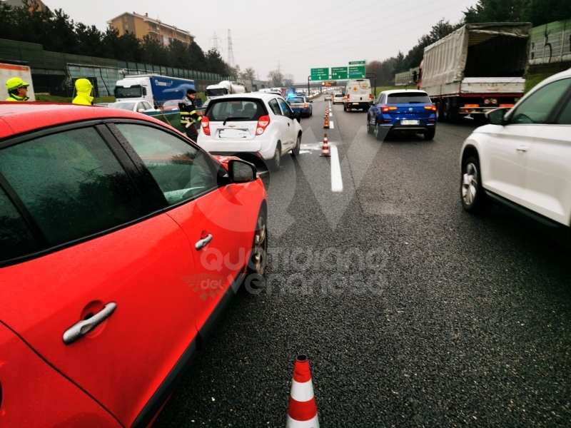 COLLEGNO - Tamponamento in tangenziale: tre auto coinvolte e forti disagi al traffico