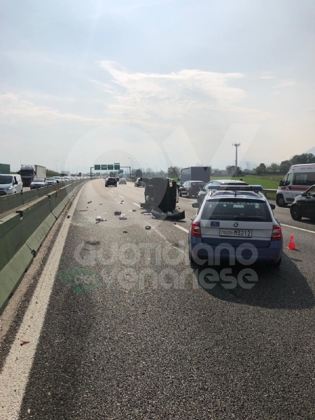 COLLEGNO - Doppio incidente in tangenziale: auto ribaltata, traffico in tilt.