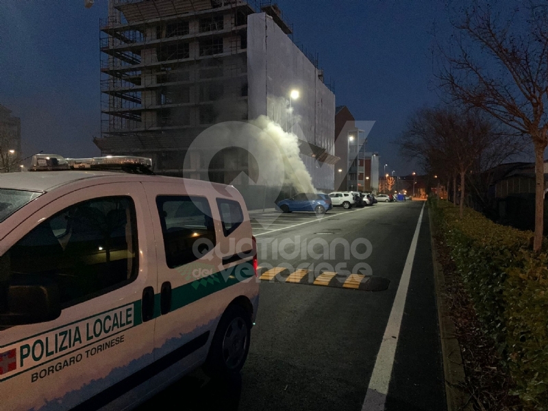 BORGARO - Doppio incendio in città: a fuoco cumuli di rifiuti e una macchina - FOTO