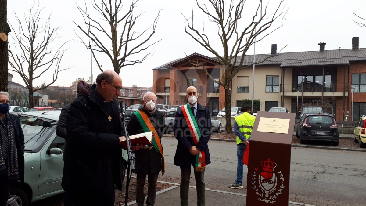 VENARIA - In via Fratelli Cervi svelata la targa a ricordo delle vittime del covid - FOTO