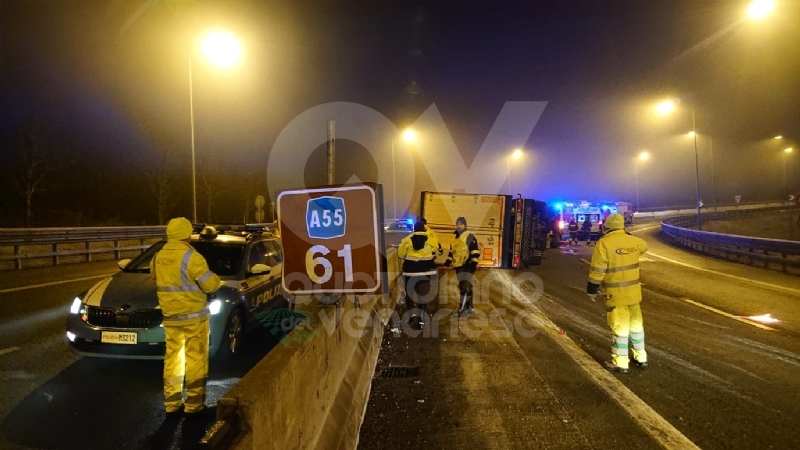 RIVOLI - Il tir si ribalta in tangenziale. Due i feriti: uno è grave al Cto - FOTO