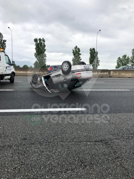 CAOS IN TANGENZIALE - Raffica di incidenti: due auto ribaltate e tre feriti