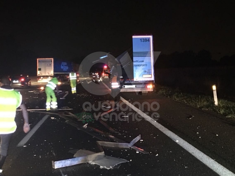 RIVOLI - Scontro tra due tir in tangenziale: un autotrasportatore finisce in ospedale