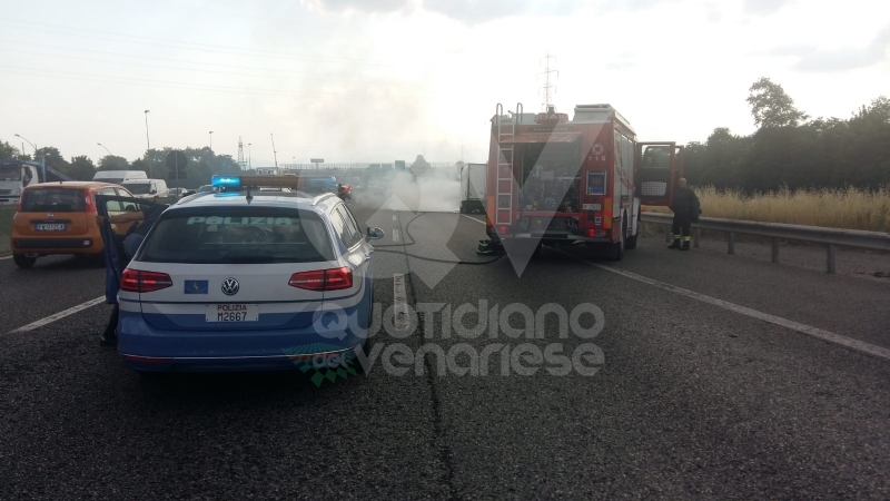COLLEGNO - Furgone va a fuoco in tangenziale, e il traffico va in tilt