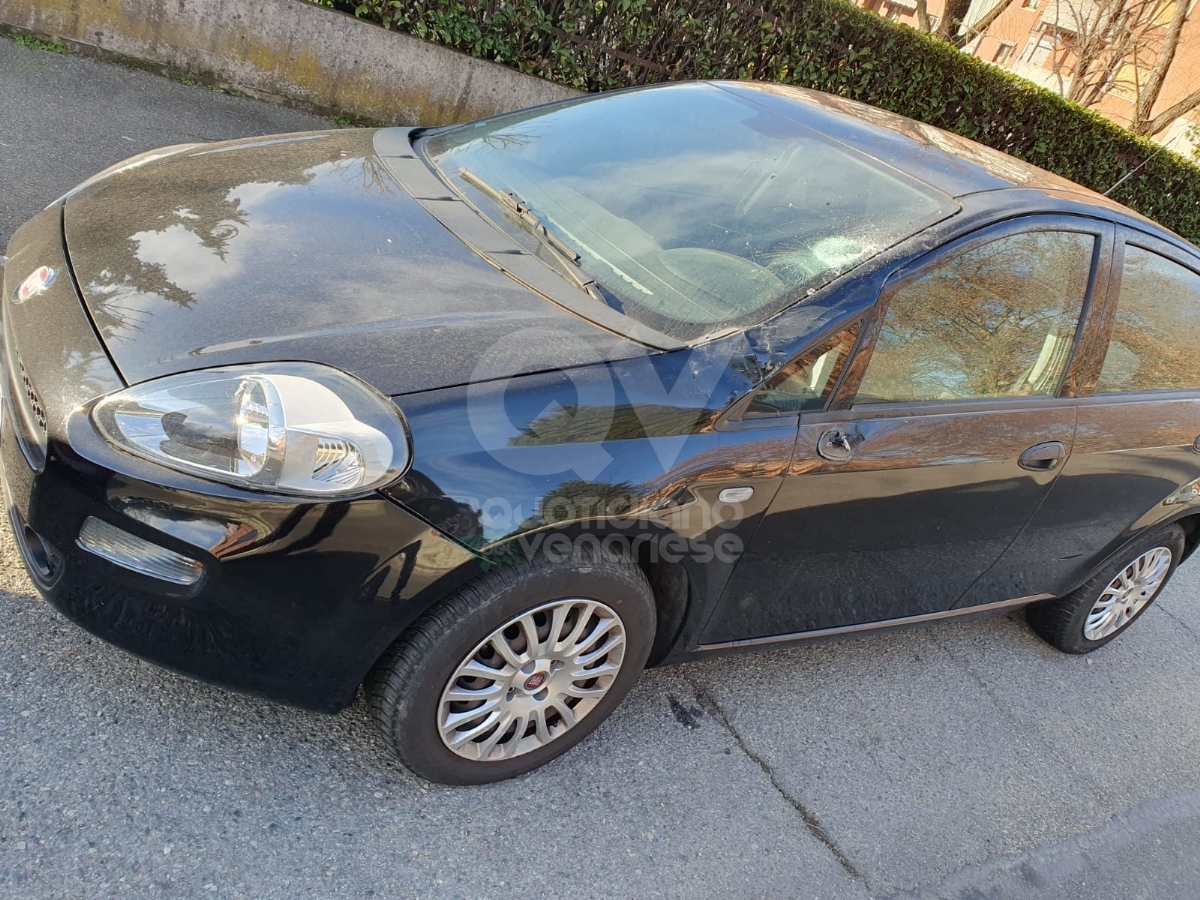 INCIDENTE A VENARIA - Scontro fra due auto: una si ribalta. Donna in ospedale - FOTO