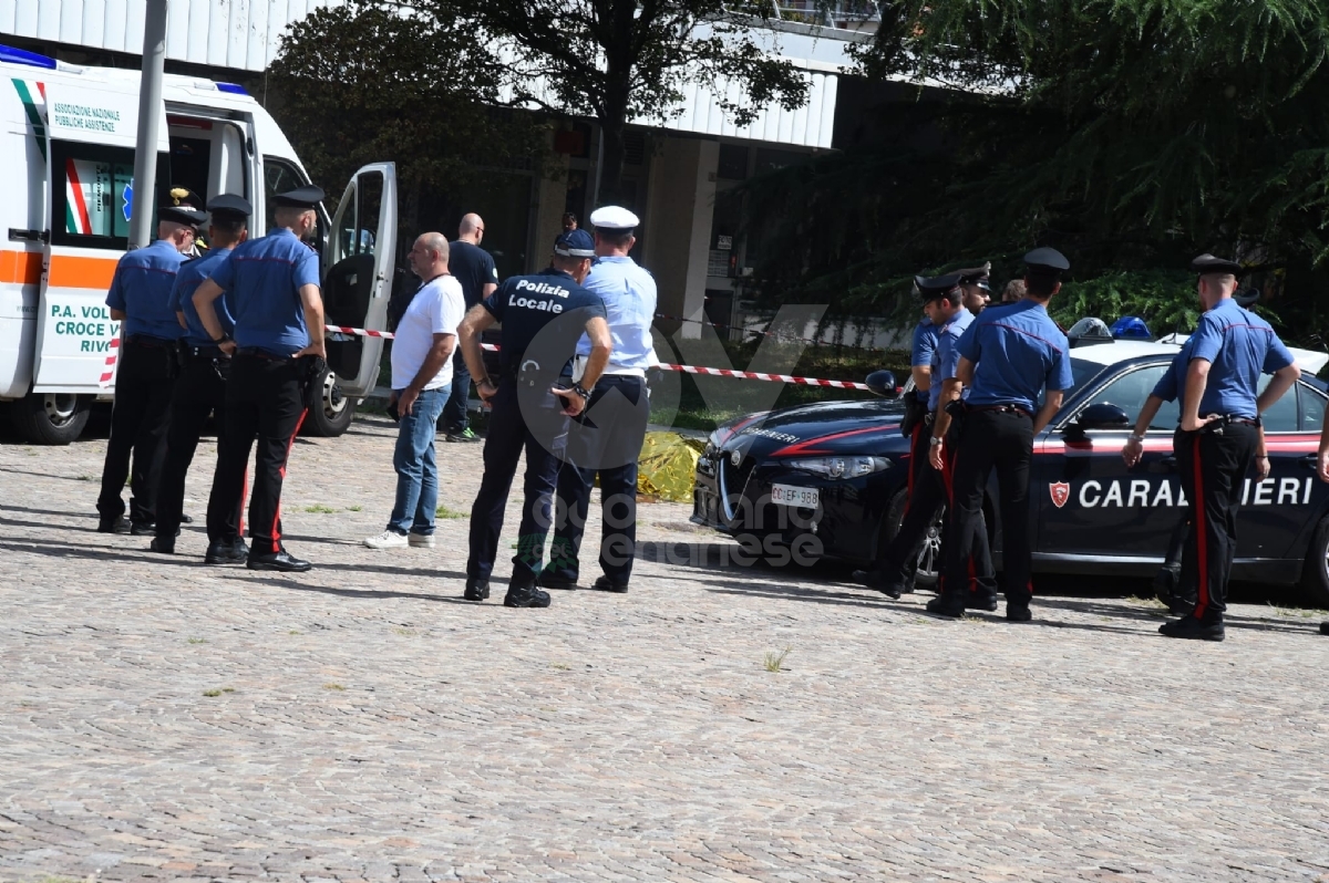 COLLEGNO - Omicidio-suicidio in piazza: «Mi hai rovinato la vita», 80enne spara alla moglie e poi si uccide - FOTO