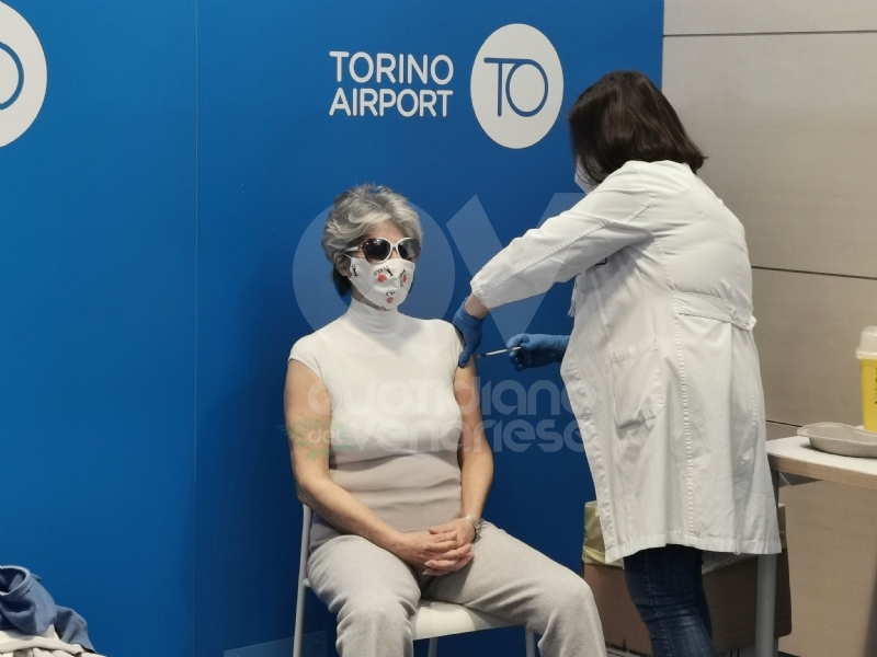 CASELLE - In aeroporto decolla il nuovo punto vaccinale: fino a mille vaccini al giorno - FOTO