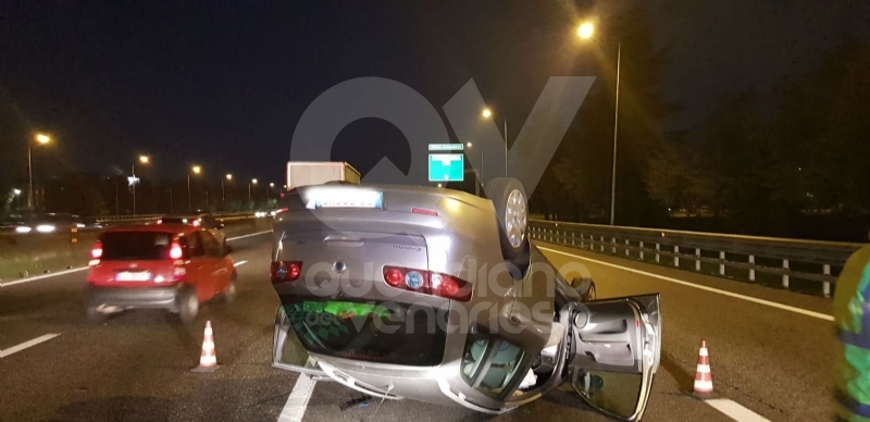SAVONERA-COLLEGNO - Auto si ribalta: donna rimane bloccata a causa dell'airbag