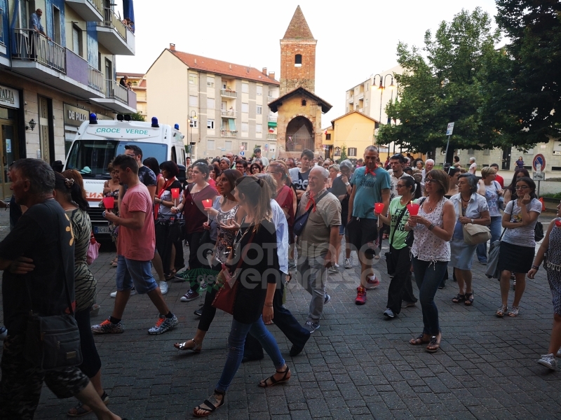 ALPIGNANO/RIVOLI - Oltre 200 alla fiaccolata per ricordare Michele Ruffino e dire "no" al bullismo