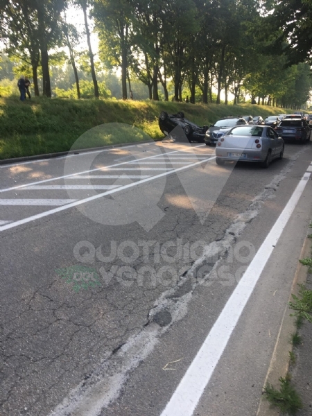 VENARIA - Scontro tra auto e scooter in via Cavallo: un uomo ferito, traffico in tilt